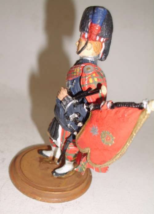 VINTAGE LEAD FIGURE: :GRENADIER GUARD WITH BAGPIPES