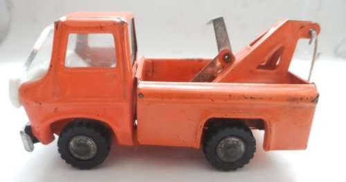 VINTAGE TIN TOY TOW TRUCK