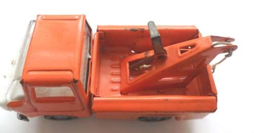VINTAGE TIN TOY TOW TRUCK