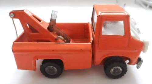 VINTAGE TIN TOY TOW TRUCK