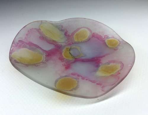 HAND PAINTED FINE ART GLASS DISH    OCHRE COLOURED CIRCULAR DESIGN