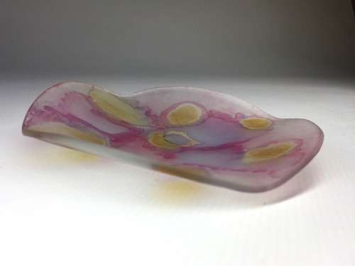 HAND PAINTED FINE ART GLASS DISH    OCHRE COLOURED CIRCULAR DESIGN