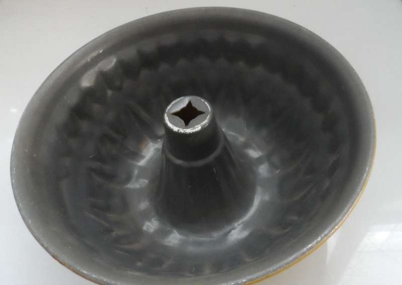 Dr OETKER   VINTAGE BUNDT PAN  / BAKING MOULD 24 cm diam