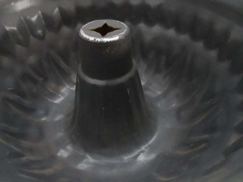 Dr OETKER   VINTAGE BUNDT PAN  / BAKING MOULD 24 cm diam
