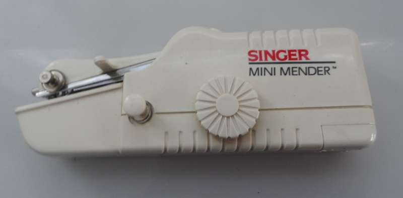 SINGER , PORTABLE, MINI MENDER model CFX300KN