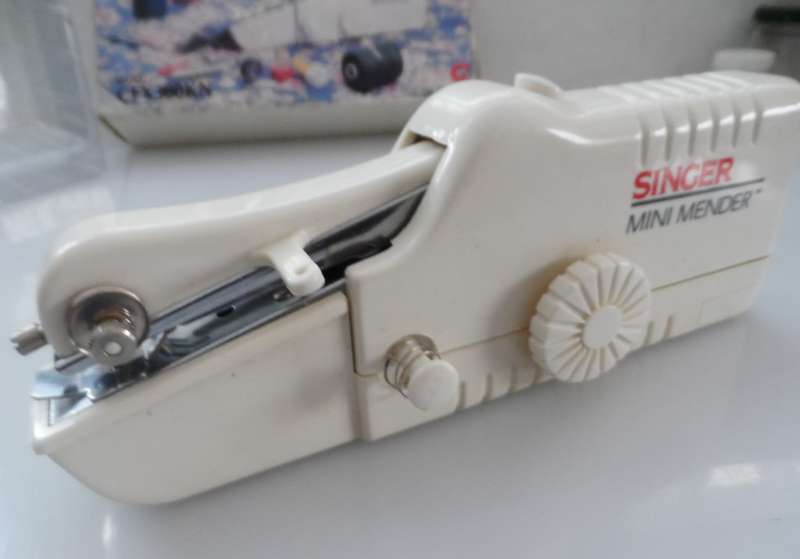 SINGER , PORTABLE, MINI MENDER model CFX300KN