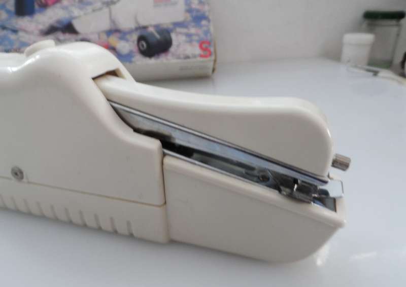SINGER , PORTABLE, MINI MENDER model CFX300KN