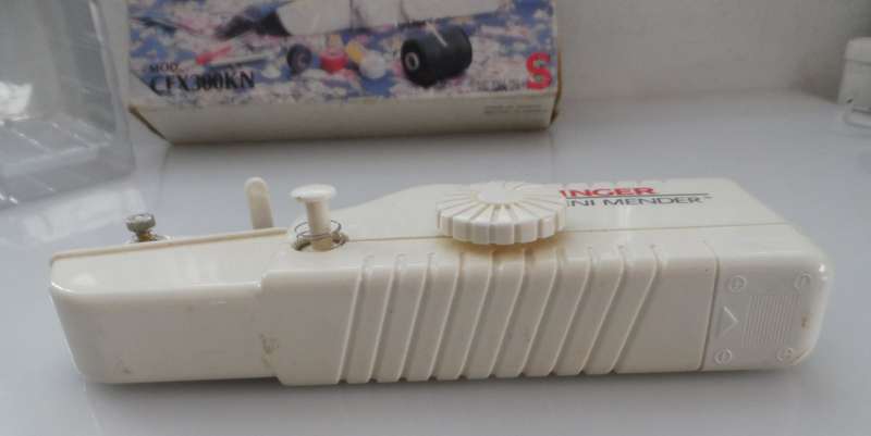 SINGER , PORTABLE, MINI MENDER model CFX300KN