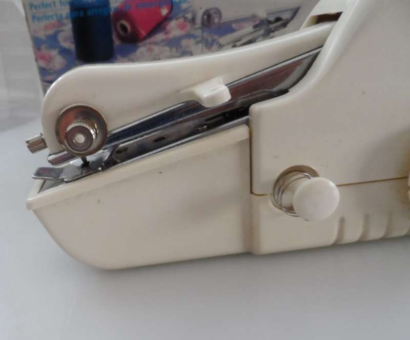 SINGER , PORTABLE, MINI MENDER model CFX300KN