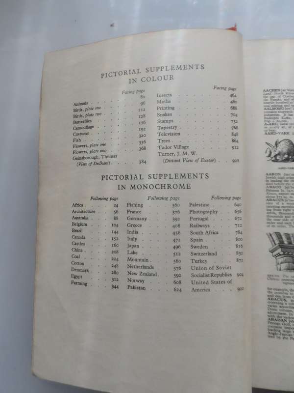 OLDHAMS  THE ILLUSTRATED ENCYCLOPAEDIA  VINTAGE HARD BOUND REPRINT 1960, 969 pages 20 pics fc 37 bw