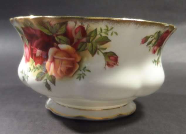 ROYAL ALBERT ` OLD COUNTRY ROSES    ` SUGAR BOWL