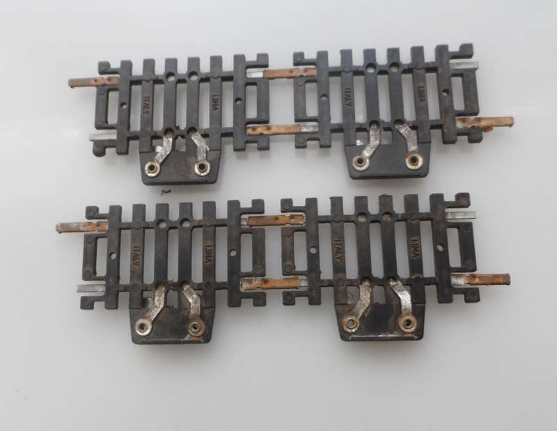 HO RAIL TRACKs , LIMA ITALY ,2 X  SHORT STRAIGHT 50 mm, 2 ins , CONNECTORS
