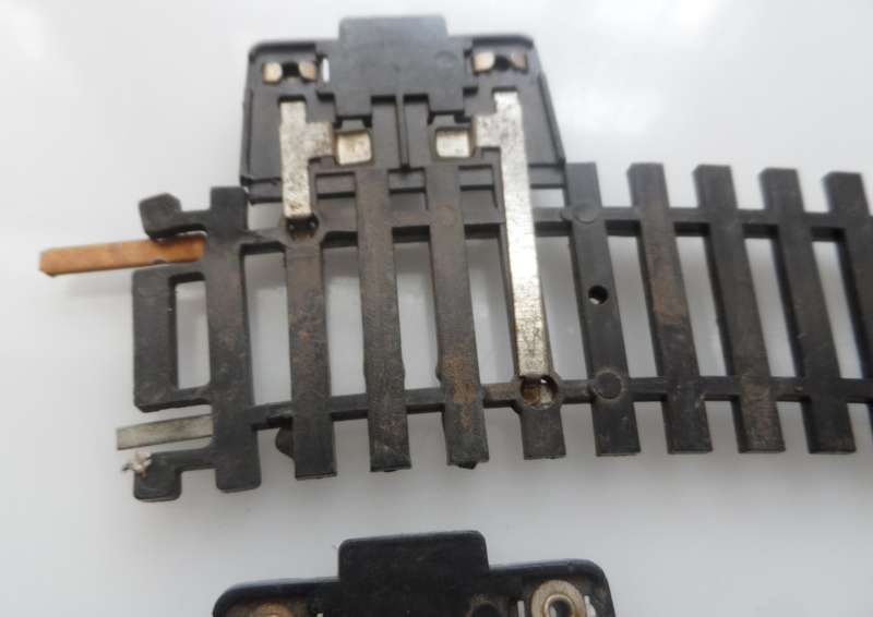 HO RAIL TRACKs , LIMA ITALY , 2 X  N3060 ,  R360  < 18 deg .  CURVED  TRACKS, WITH PWR CONNECTORS