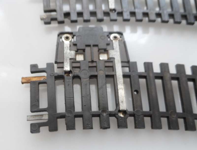 HO RAIL TRACKs , LIMA ITALY , 2 X  N3060 ,  R360  < 18 deg .  CURVED  TRACKS, WITH PWR CONNECTORS