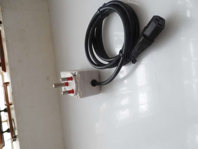 PLUG IN SURGE CONTROLLER :  Mustek surge protector