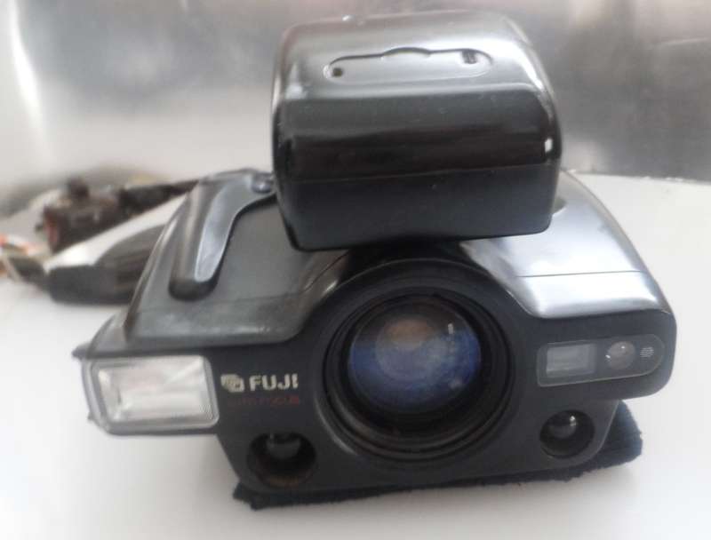 VINTAGE FUJI F2 - 3000 ZOOM DATE ,COMPACT CAMERA WITH CARRY CASE & OPERATING MANUAL