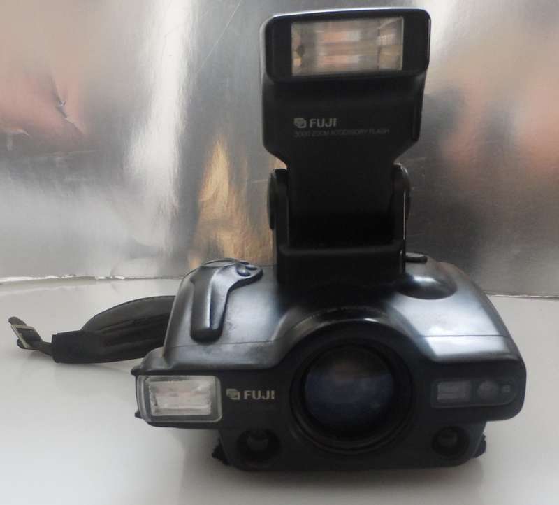 VINTAGE FUJI F2 - 3000 ZOOM DATE ,COMPACT CAMERA WITH CARRY CASE & OPERATING MANUAL