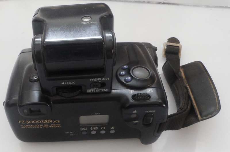 VINTAGE FUJI F2 - 3000 ZOOM DATE ,COMPACT CAMERA WITH CARRY CASE & OPERATING MANUAL
