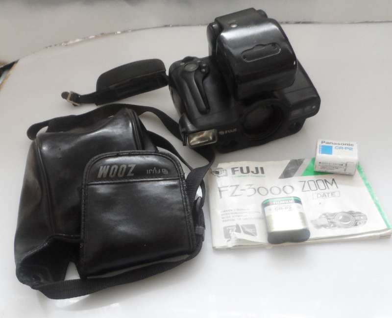 VINTAGE FUJI F2 - 3000 ZOOM DATE ,COMPACT CAMERA WITH CARRY CASE & OPERATING MANUAL