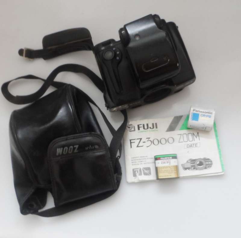 VINTAGE FUJI F2 - 3000 ZOOM DATE ,COMPACT CAMERA WITH CARRY CASE & OPERATING MANUAL
