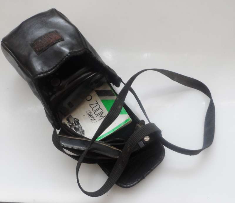 VINTAGE FUJI F2 - 3000 ZOOM DATE ,COMPACT CAMERA WITH CARRY CASE & OPERATING MANUAL
