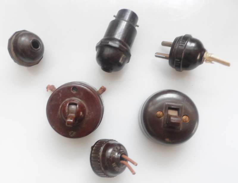 VINTAGE  50,s  - 2 X BAKELITE  SWITCHS  ,1 X  LIGHT BULB FITTING ADAPTER & PLUG , &  3 X 2 PIN PLUGS