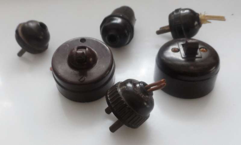 VINTAGE  50,s  - 2 X BAKELITE  SWITCHS  ,1 X  LIGHT BULB FITTING ADAPTER & PLUG , &  3 X 2 PIN PLUGS