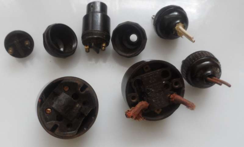 VINTAGE  50,s  - 2 X BAKELITE  SWITCHS  ,1 X  LIGHT BULB FITTING ADAPTER & PLUG , &  3 X 2 PIN PLUGS
