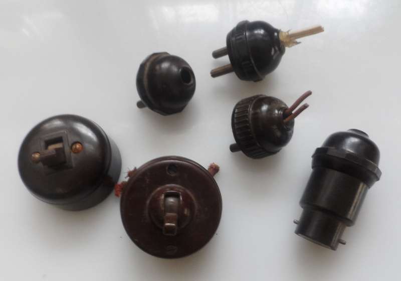 VINTAGE  50,s  - 2 X BAKELITE  SWITCHS  ,1 X  LIGHT BULB FITTING ADAPTER & PLUG , &  3 X 2 PIN PLUGS