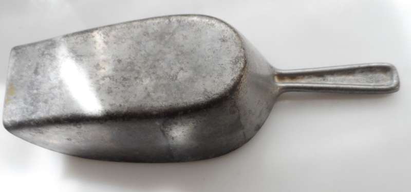 VINTAGE CLASSIC, DIE CAST , DURABLE ALUMINIUM DRY GOODS SCOOP , No.9161 W. GERMANY .flour, coffee, r