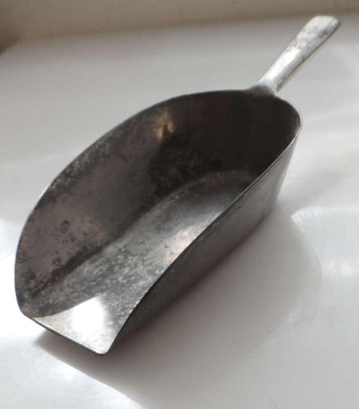 VINTAGE CLASSIC, DIE CAST , DURABLE ALUMINIUM DRY GOODS SCOOP , No.9161 W. GERMANY .flour, coffee, r