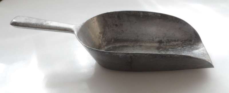 VINTAGE CLASSIC, DIE CAST , DURABLE ALUMINIUM DRY GOODS SCOOP , No.9161 W. GERMANY .flour, coffee, r