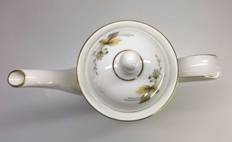 ROYAL DOULTON VINTAGE ENGLISH TRANSLUCENT CHINA  TC1019 ` LARCHMONT ` COFFEE POT