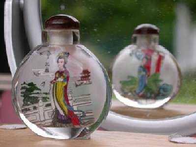 LOVELY 'LADIES' CRYSTAL SNUFF BOTTLE