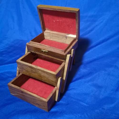 Vintage Wooden Beautiful Style Box with 3 expandable compartments. Collectible Decorative Gift