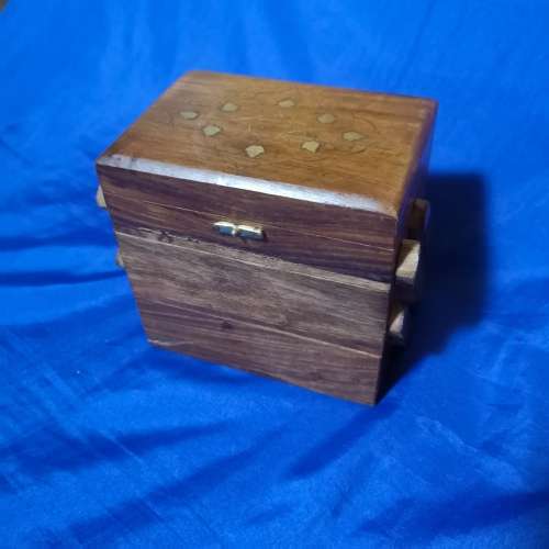 Vintage Wooden Beautiful Style Box with 3 expandable compartments. Collectible Decorative Gift