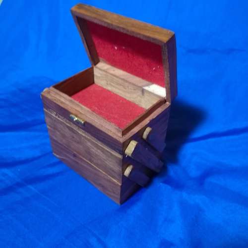 Vintage Wooden Beautiful Style Box with 3 expandable compartments. Collectible Decorative Gift