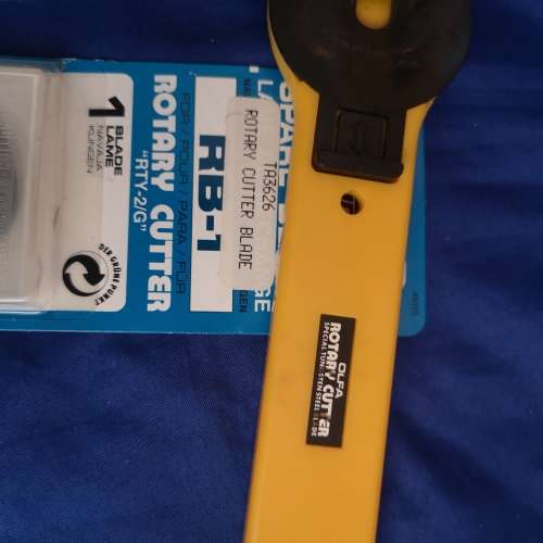 Olfa Rotary Cutter with 1 new blade