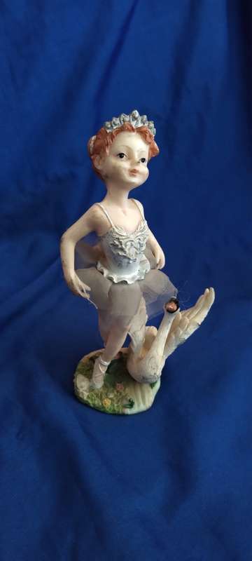Vintage Ballerina Girl figurines (2). Ideal as decor or gift.