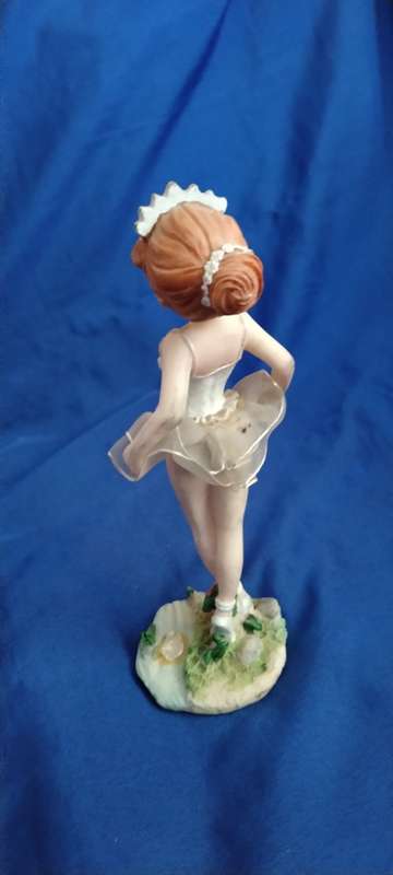Vintage Ballerina Girl figurines (2). Ideal as decor or gift.
