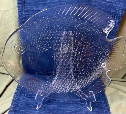 Vintage Arcoroc `FISH` platter. Heavy molded glass with great fish details. Unused from 70s