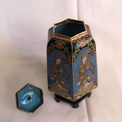 Complete set 4 potiche cloisonné with wooden support. Remarkable works of Art