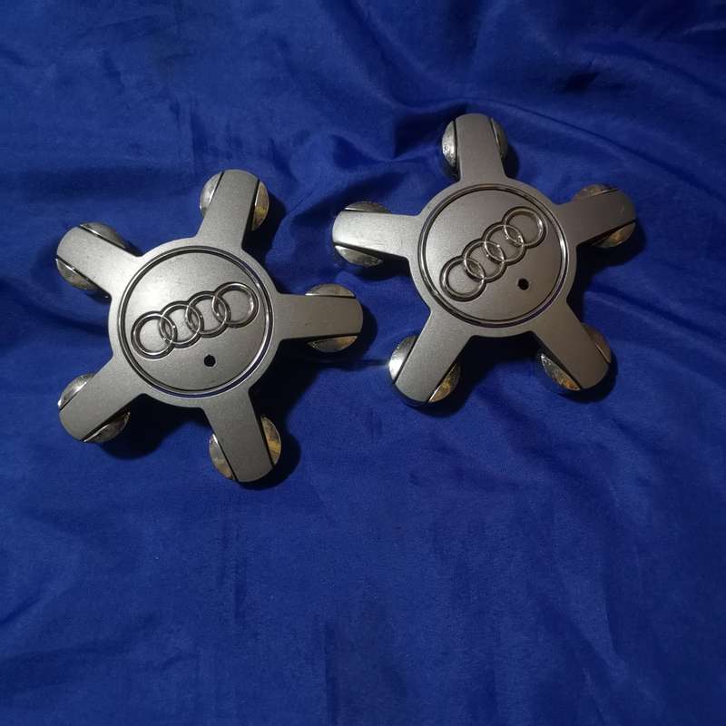 Audi A1 alloy wheel centre cap, A1 Audi. Part number 8X0 601 165