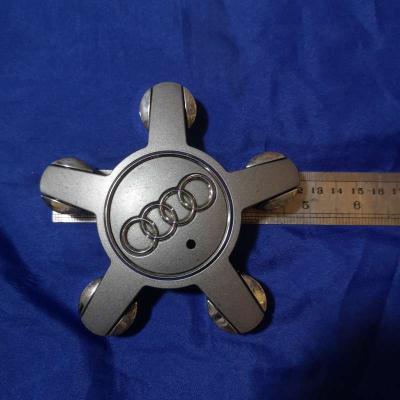 Audi A1 alloy wheel centre cap, A1 Audi. Part number 8X0 601 165