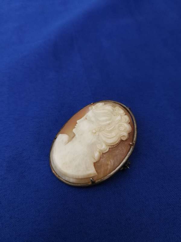 Vintage shell cameo pendant brooch. Intricately carved detail.