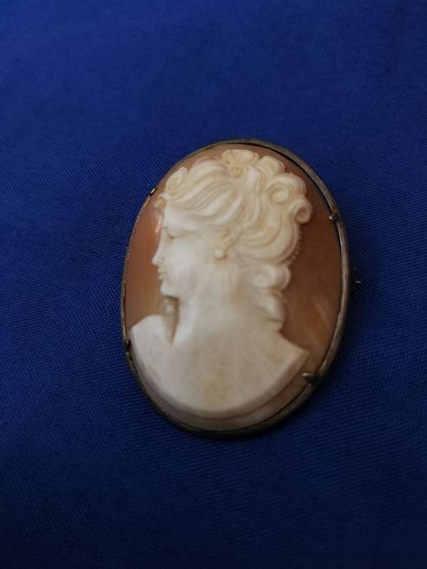 Vintage shell cameo pendant brooch. Intricately carved detail.