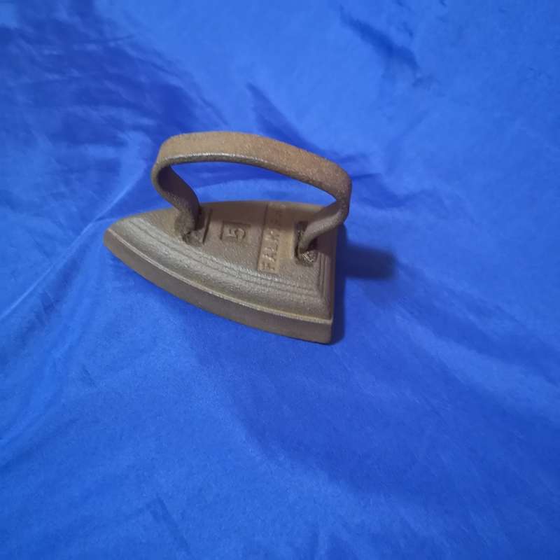Vintage Falkirk no5 Iron. In very good condition. Beat load shedding !!