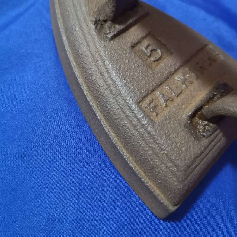 Vintage Falkirk no5 Iron. In very good condition. Beat load shedding !!