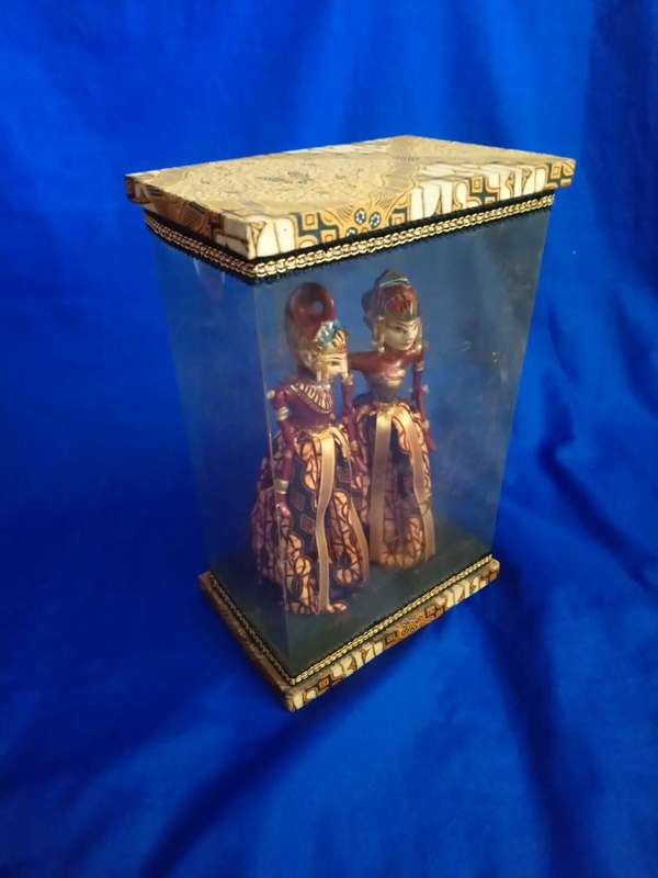 VINTAGE JATARKA INDONESIAN  PUPPET PAIR IN DISPLAY CASE.