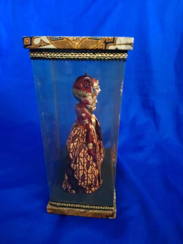 VINTAGE JATARKA INDONESIAN  PUPPET PAIR IN DISPLAY CASE.